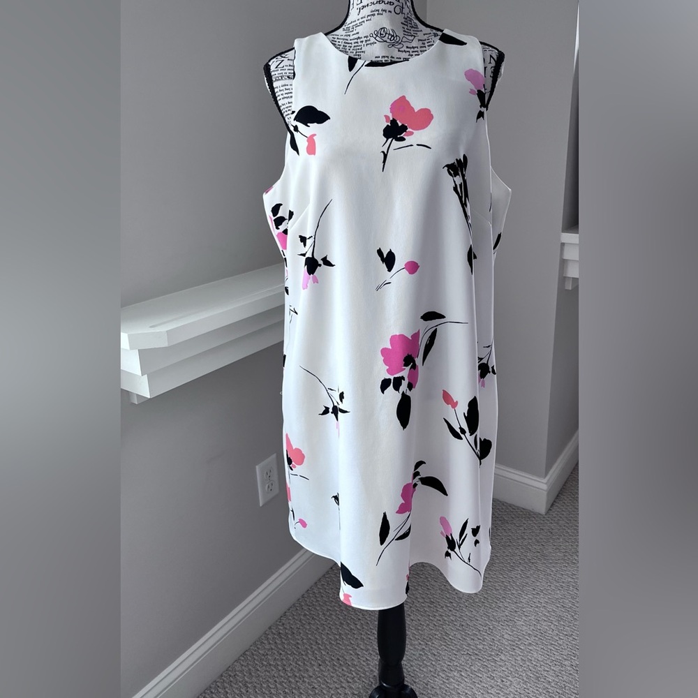 Ladies sleeveless shift dress